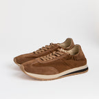 Les baskets Dual Stride en daim marron minimalistes