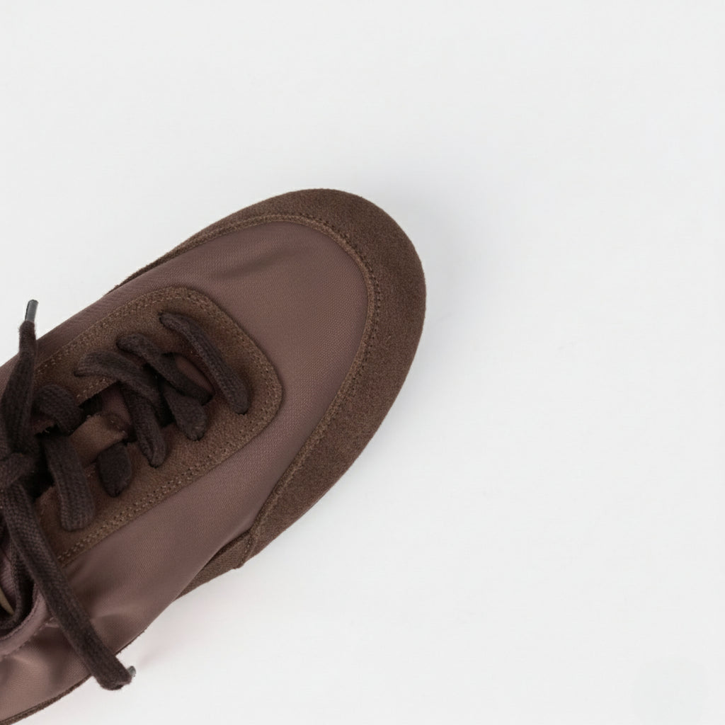 The Dual Stride Women‘s Chocolate Light Flat Sneakers