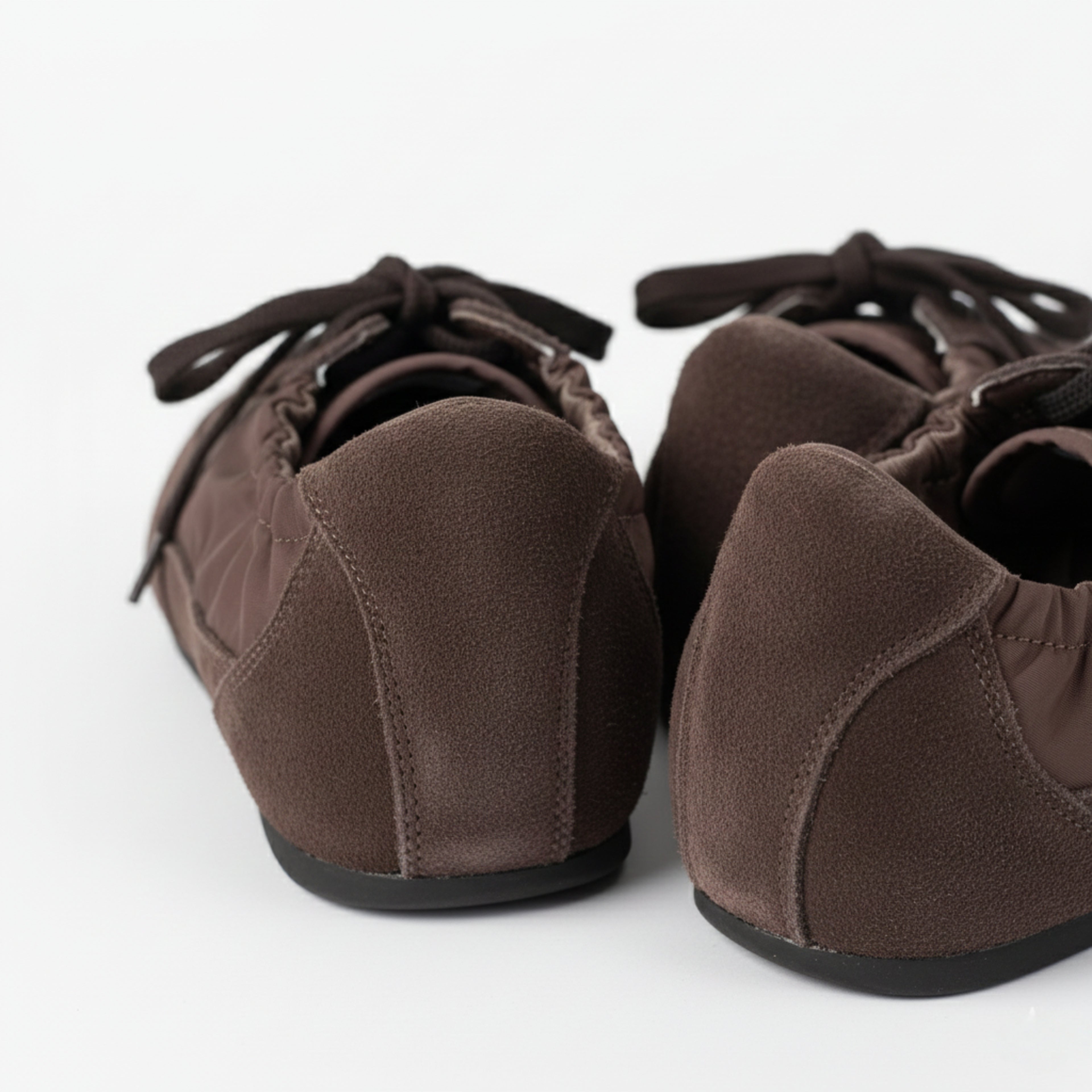 The Dual Stride Women‘s Chocolate Light Flat Sneakers