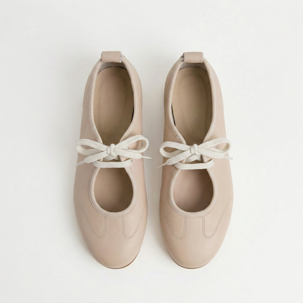 Las bailarinas planas Dual Stride de piel beige con cordones