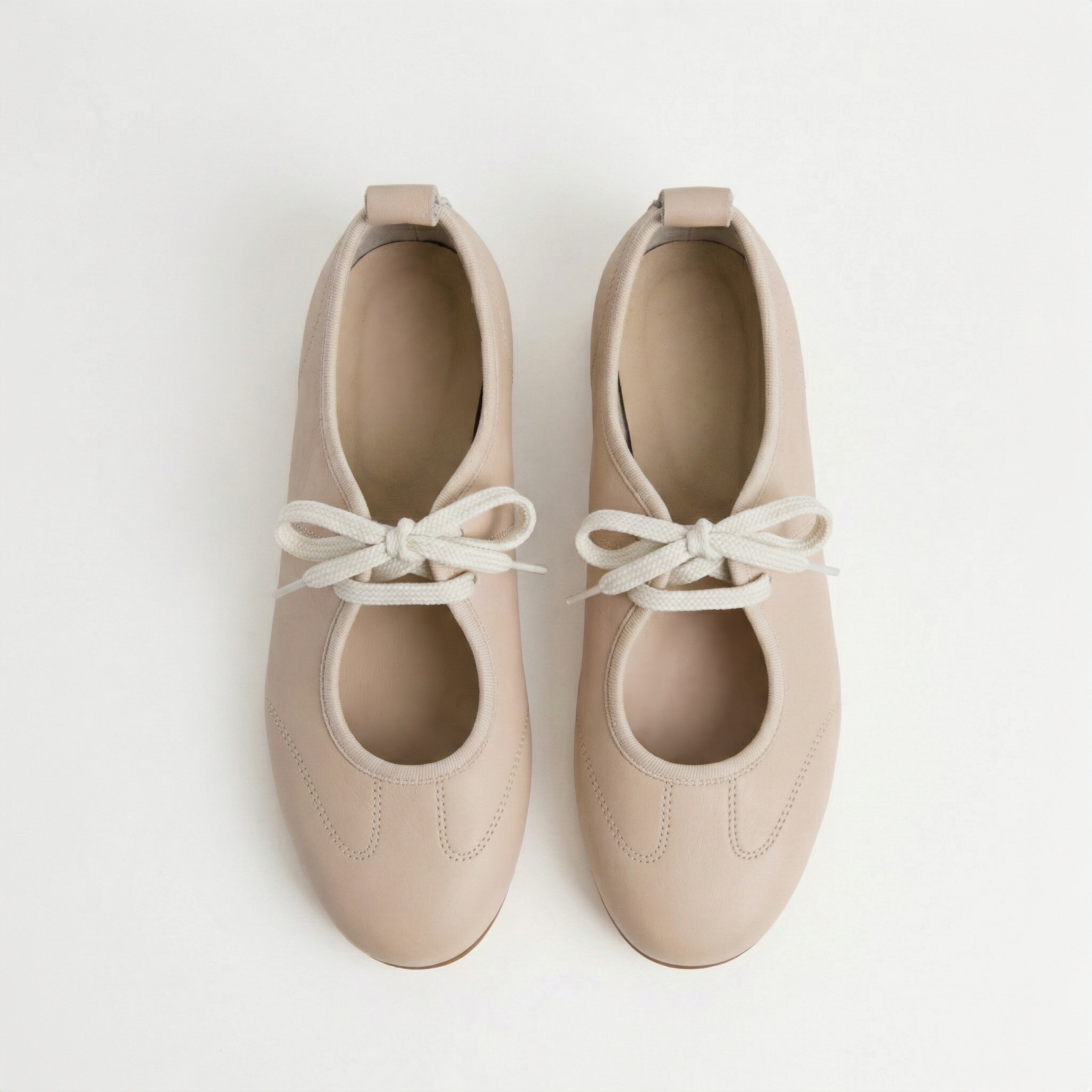 Las bailarinas planas Dual Stride de piel beige con cordones