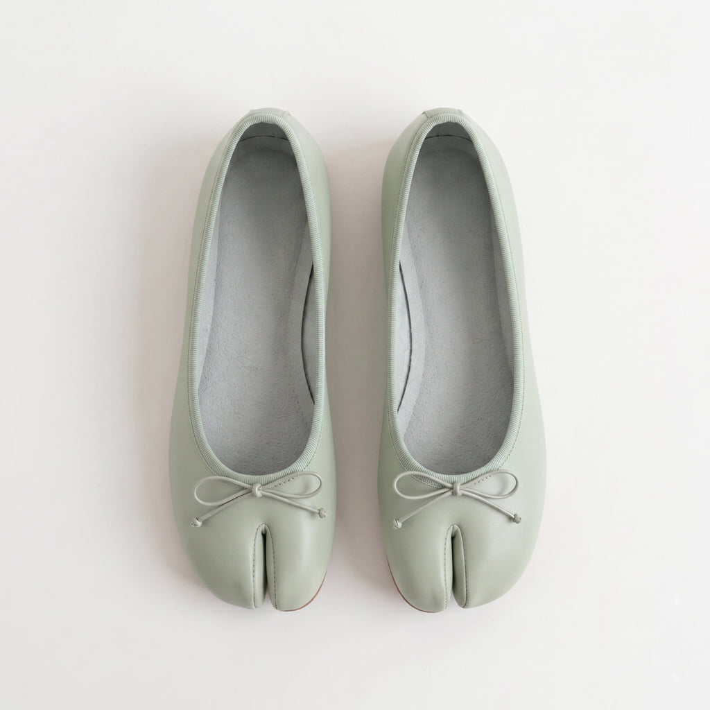 The Dual Stride Women Green Tabi Flats