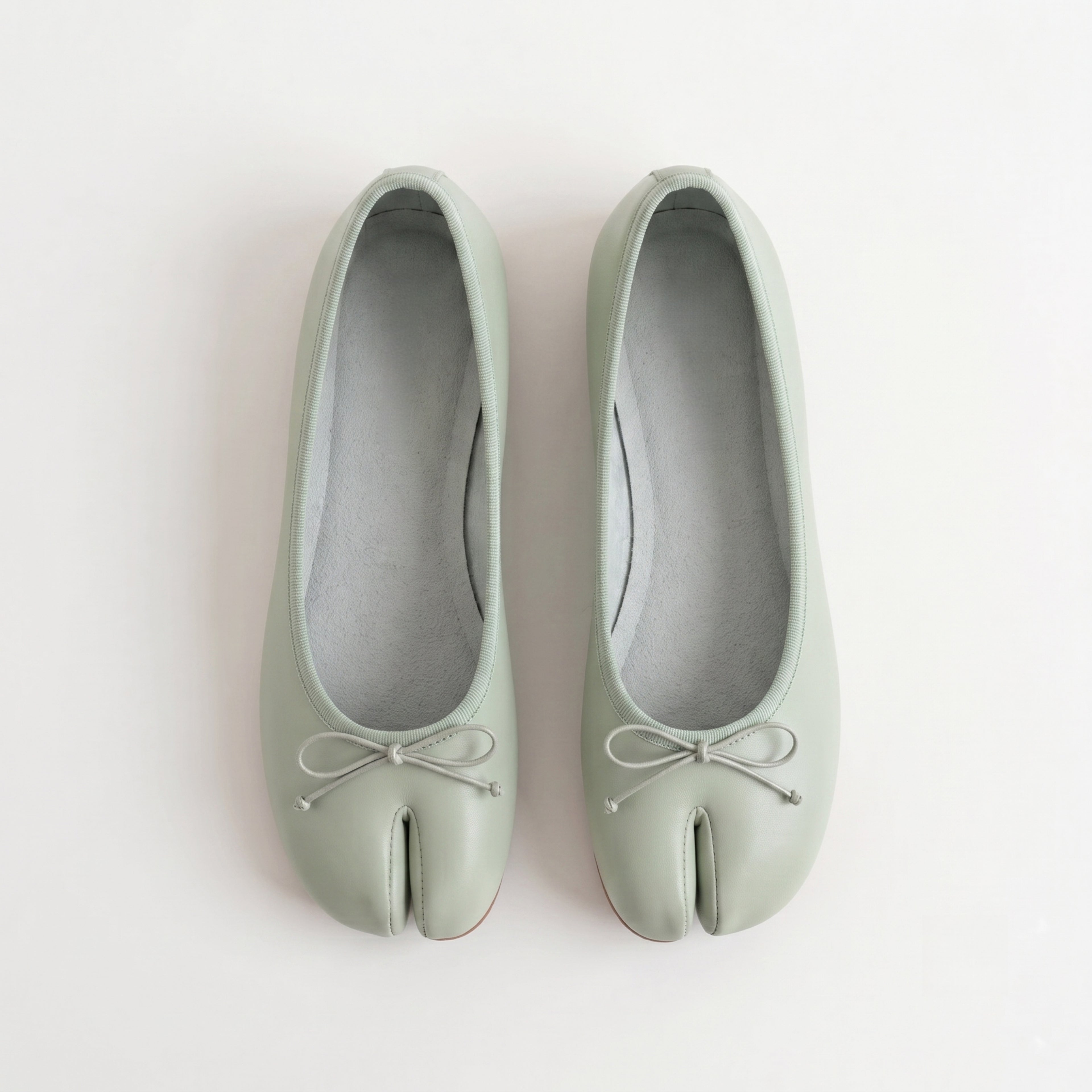 The Dual Stride Women Green Tabi Flats