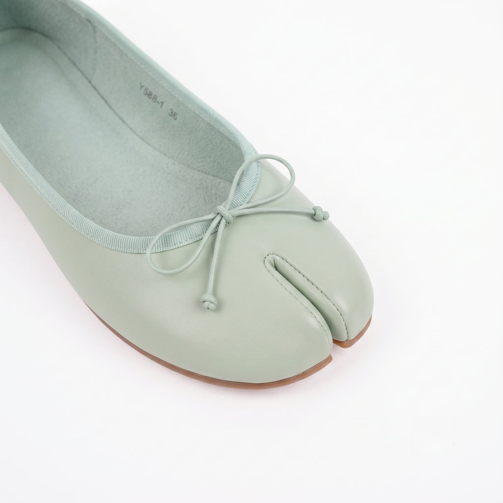 The Dual Stride Women Green Tabi Flats