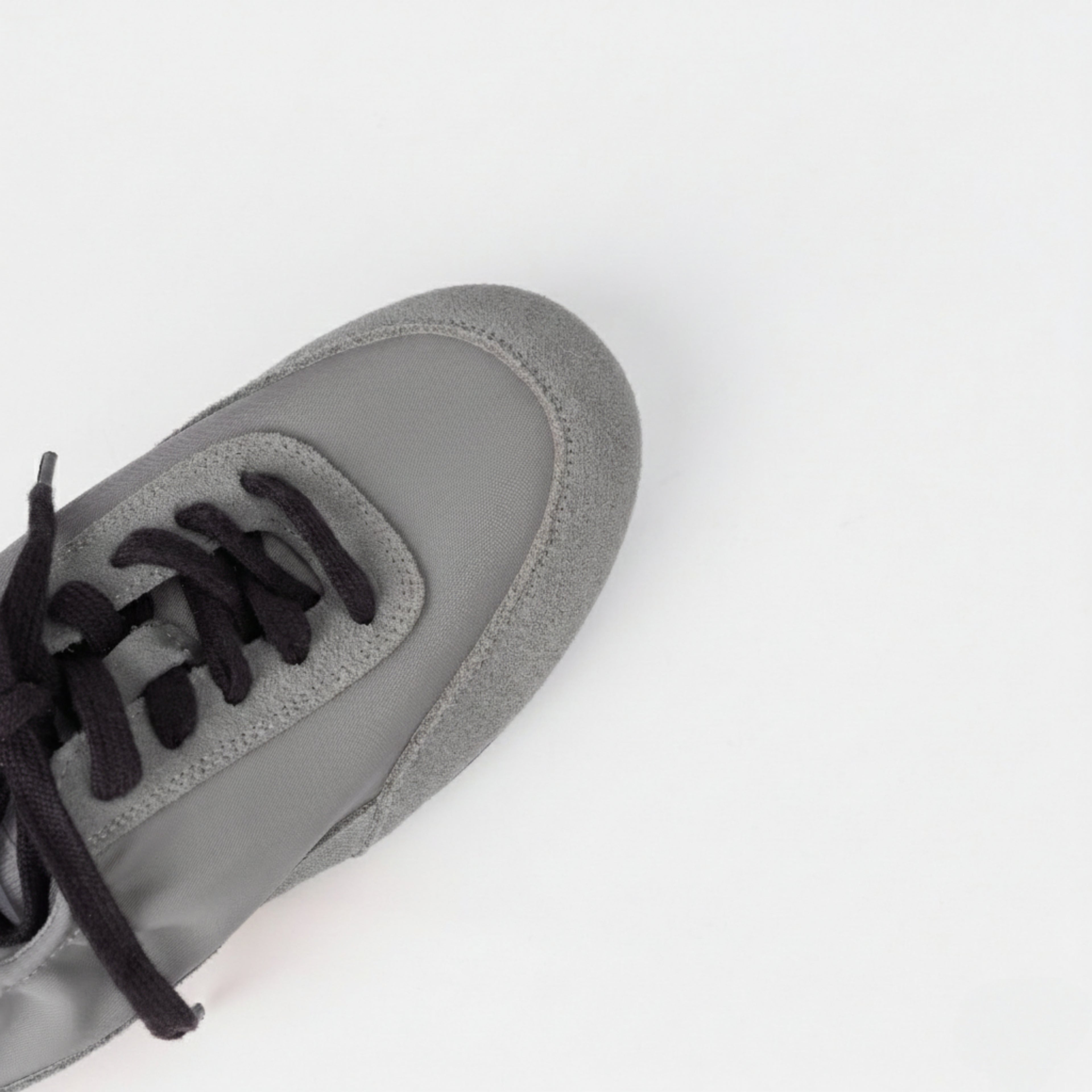 The Dual Stride Women‘s Gray Light Flat Sneakers