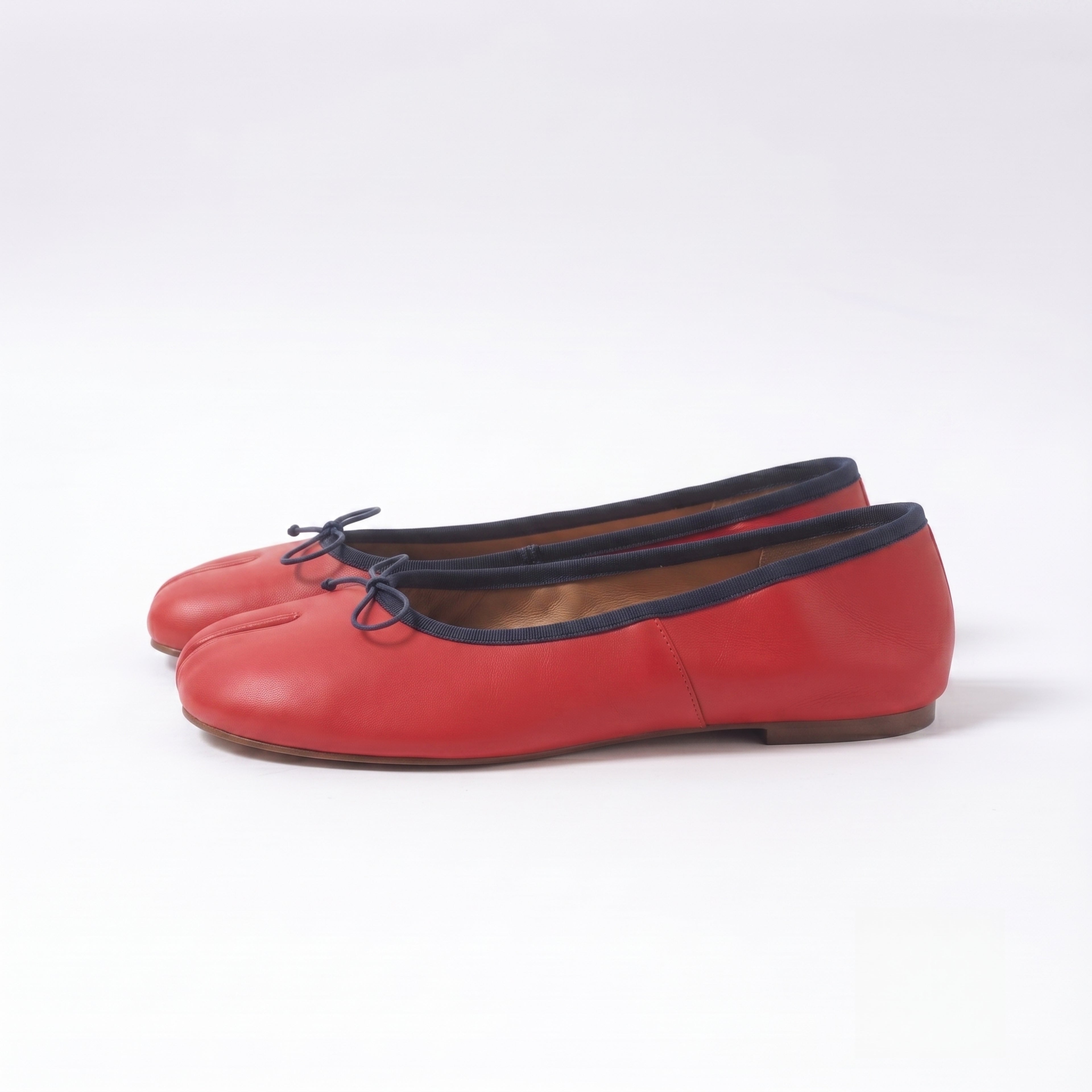 The Dual Strride Women's Red Soft Tabi Flats