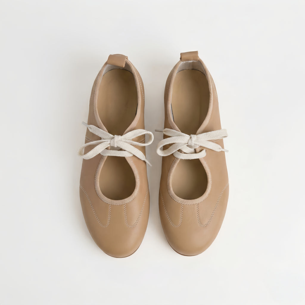 La ballerine minimaliste en cuir à lacets Dual Stride couleur sable