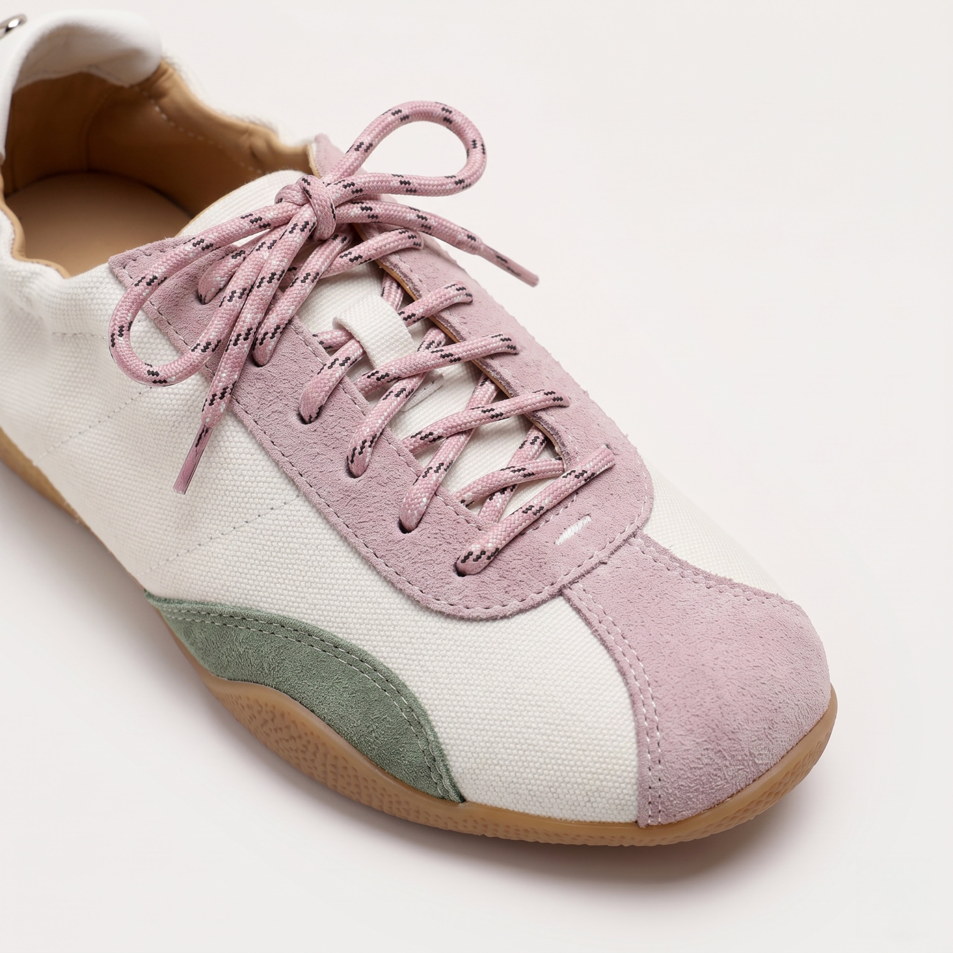 The Dual Stride White Casual Retro Low-Top Sneakers