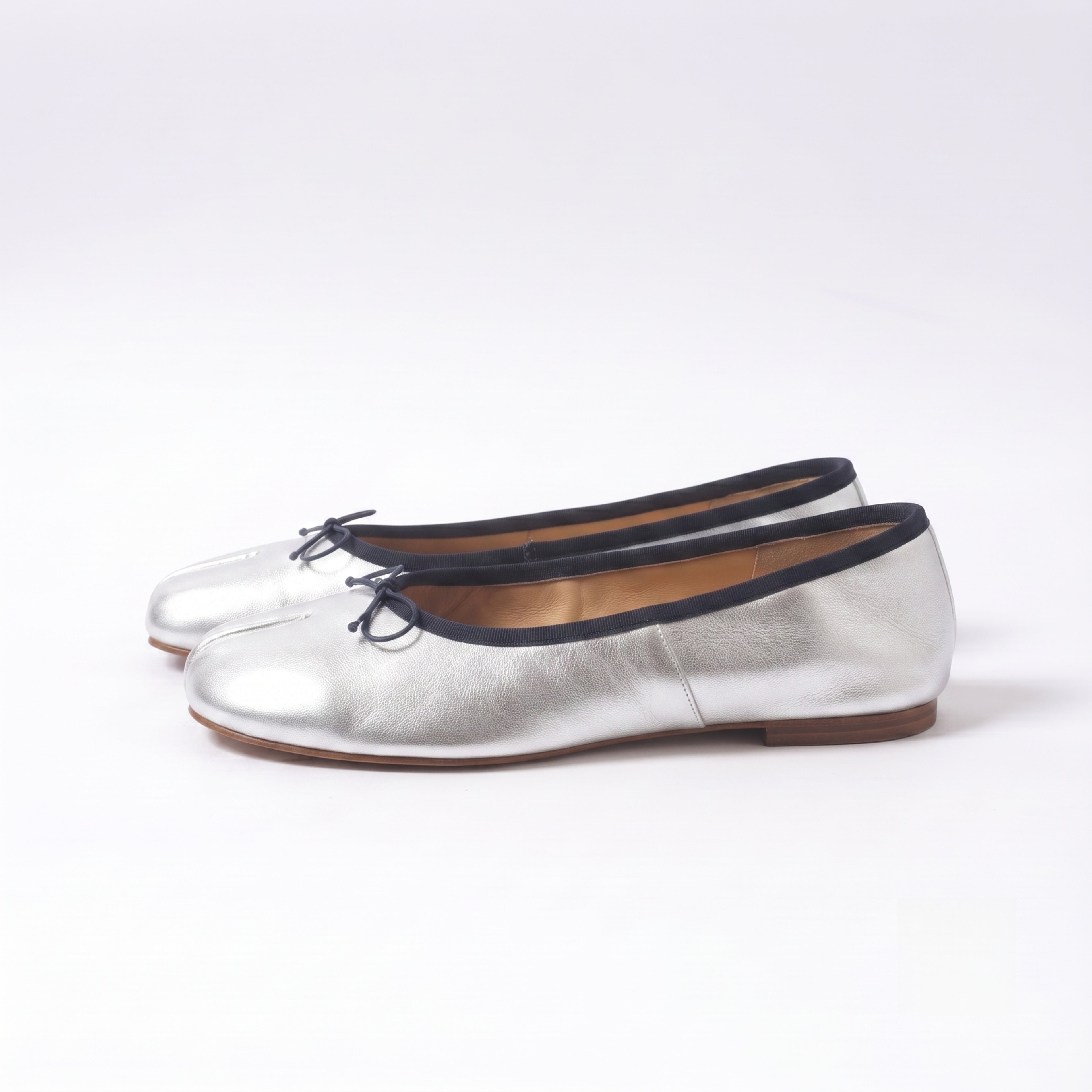 The Dual Strride Women's Silver Soft Tabi Flats