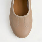 La ballerine minimaliste en cuir à lacets Dual Stride couleur sable