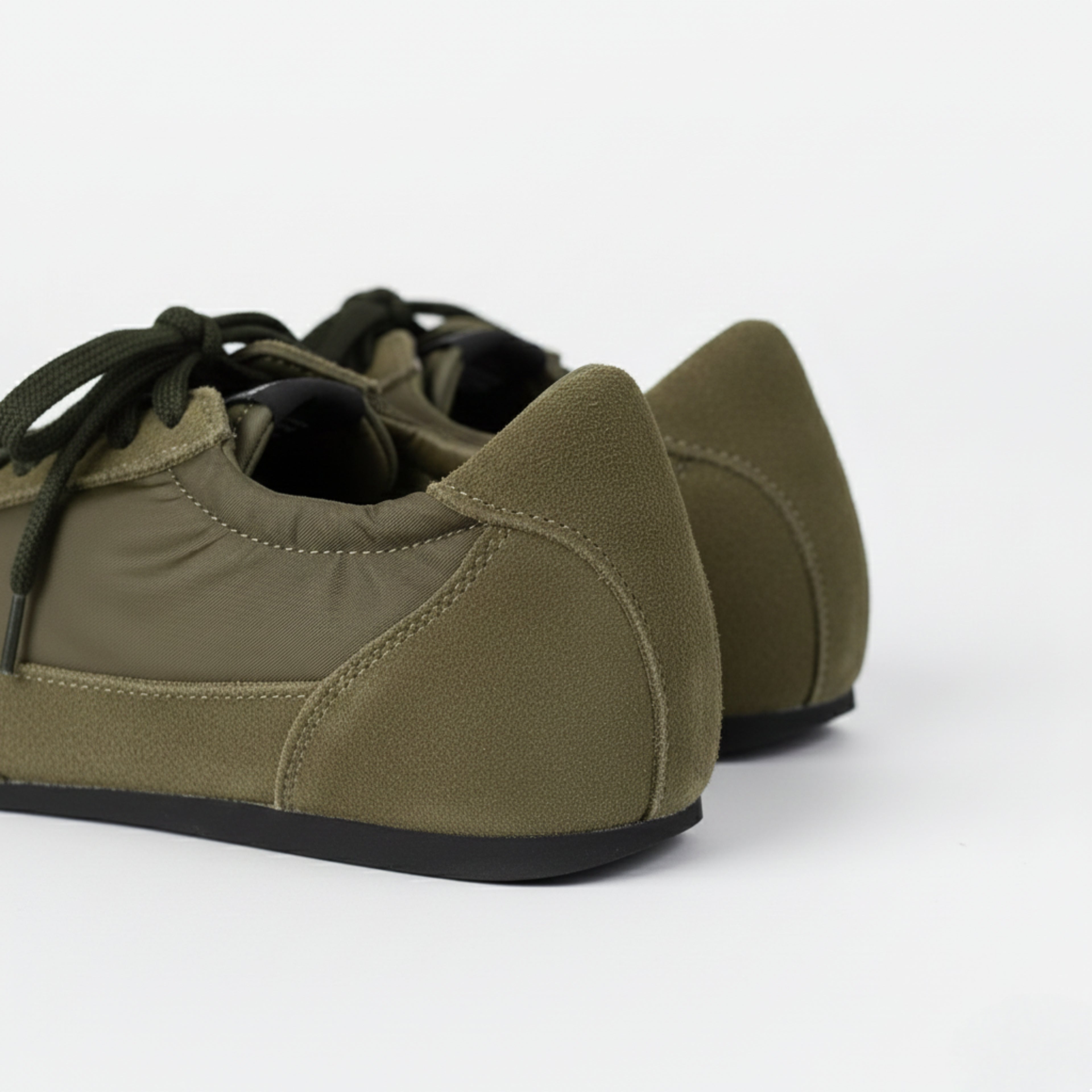 The Dual Stride Women‘s Dark Green Light Flat Sneakers