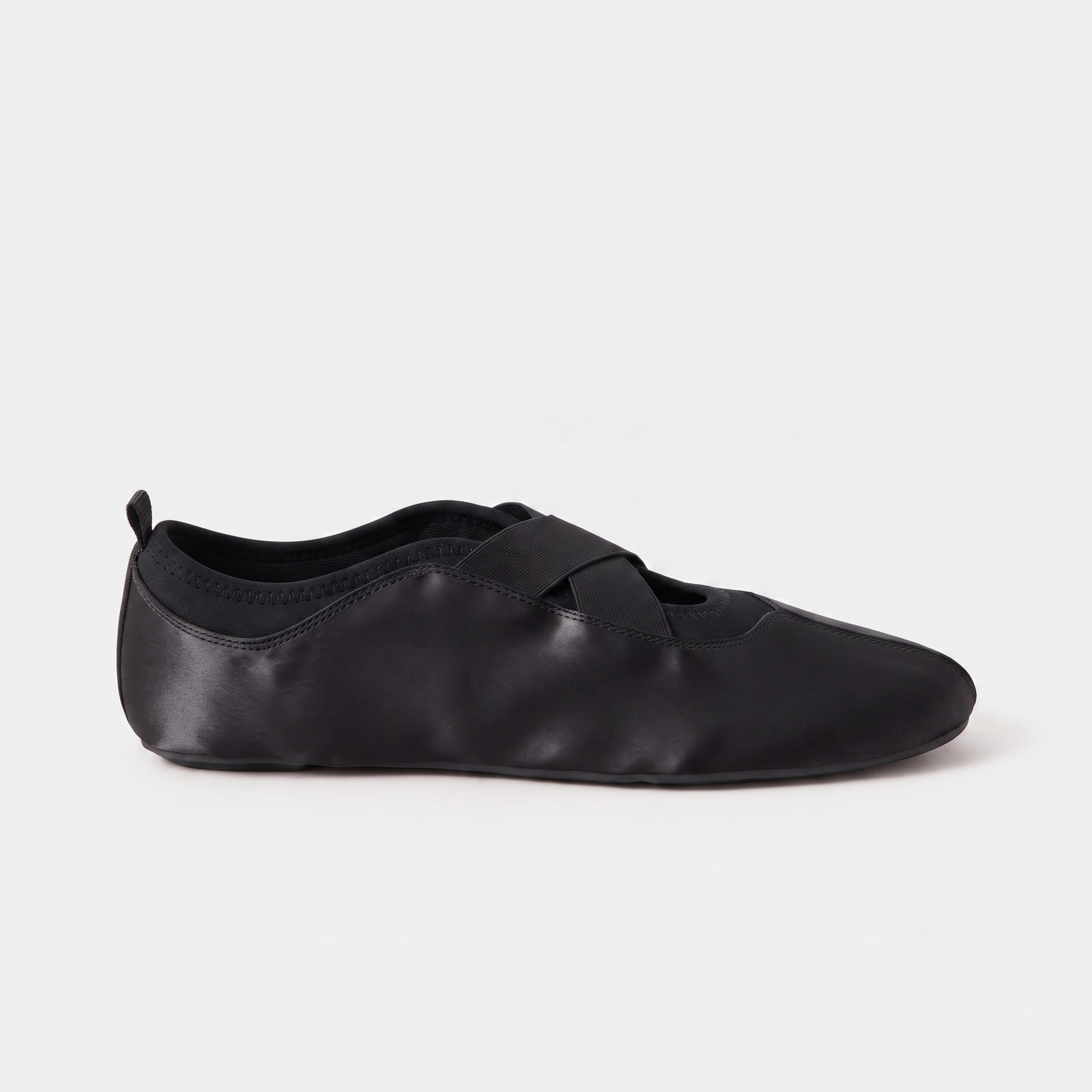 The Dual Stride Women‘s Black Satin Ballet Flats