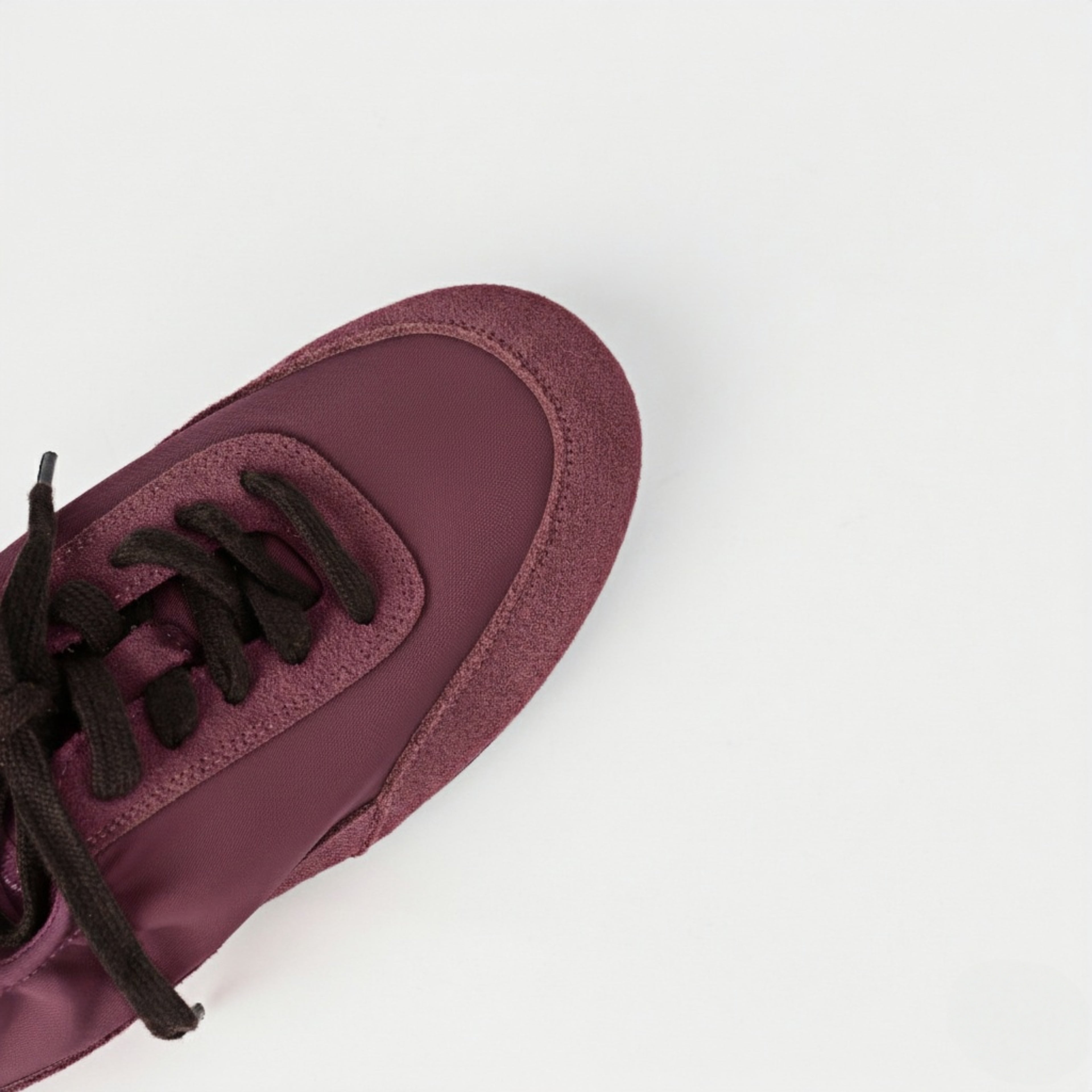 The Dual Stride Women‘s Red Light Flat Sneakers