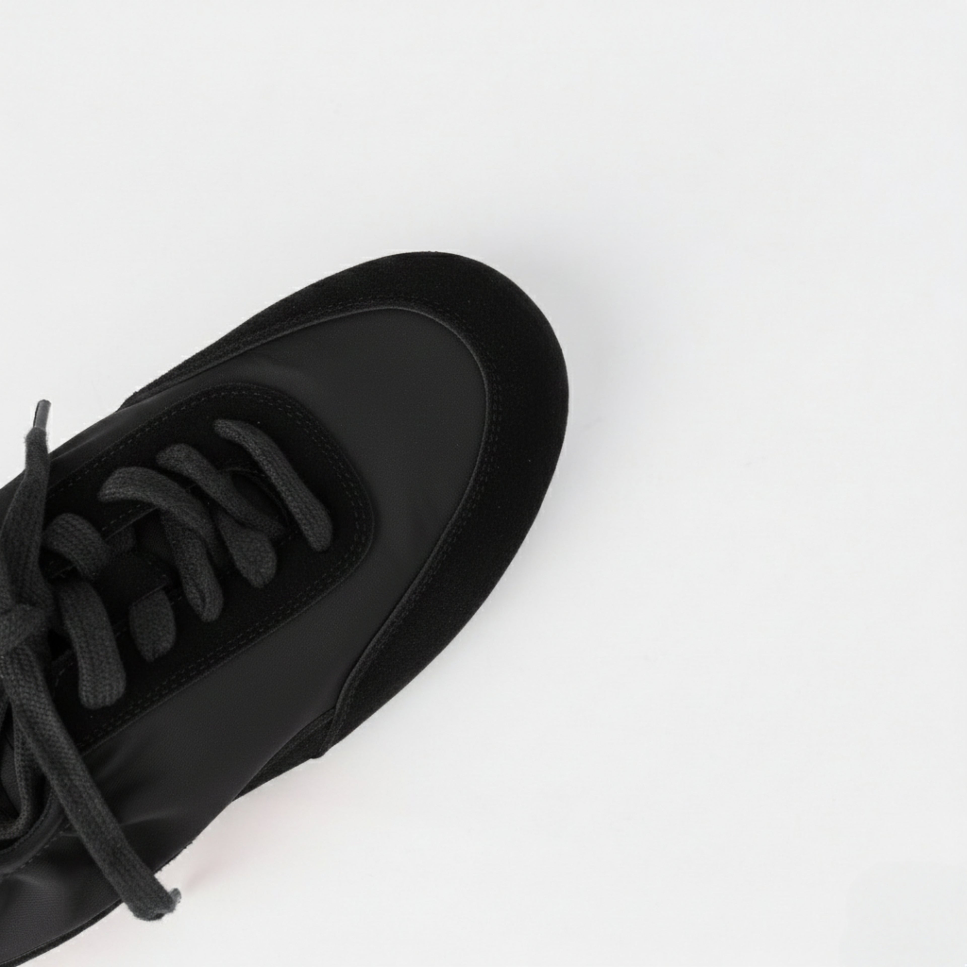 The Dual Stride Women‘s Black Light Flat Sneakers