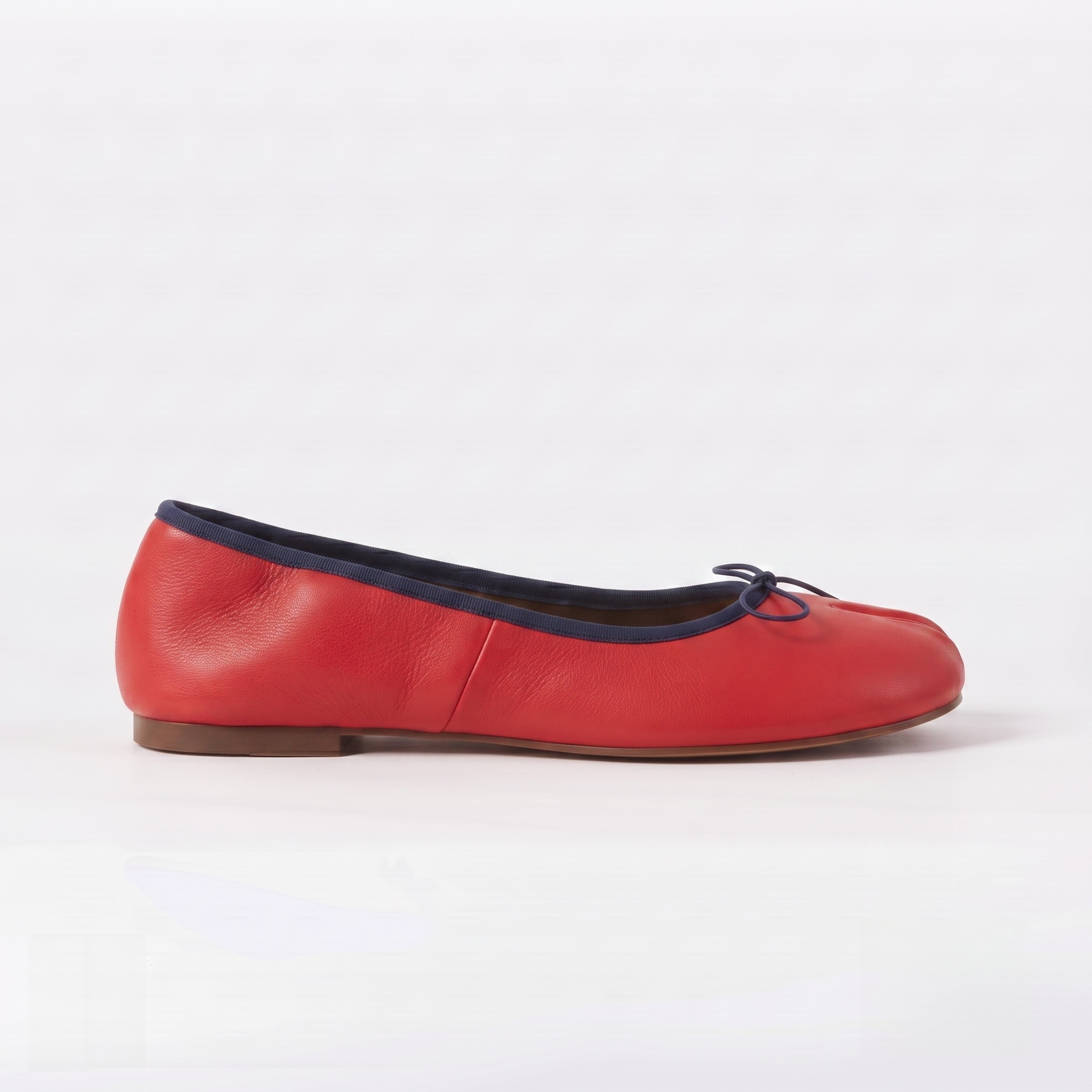 The Dual Strride Women's Red Soft Tabi Flats