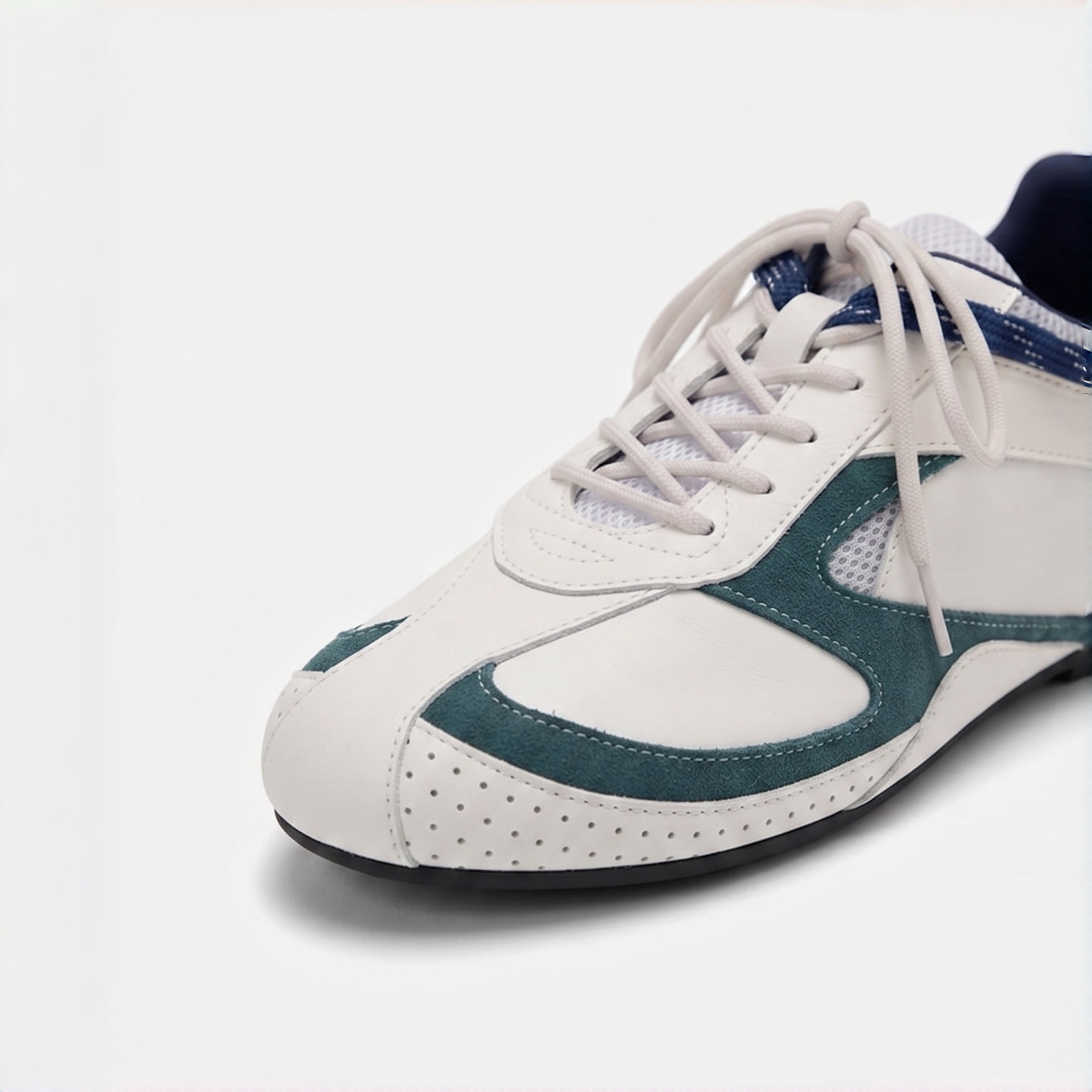 The Dual Stride Women's White Vintage Trek Retro Trainer Sneakers